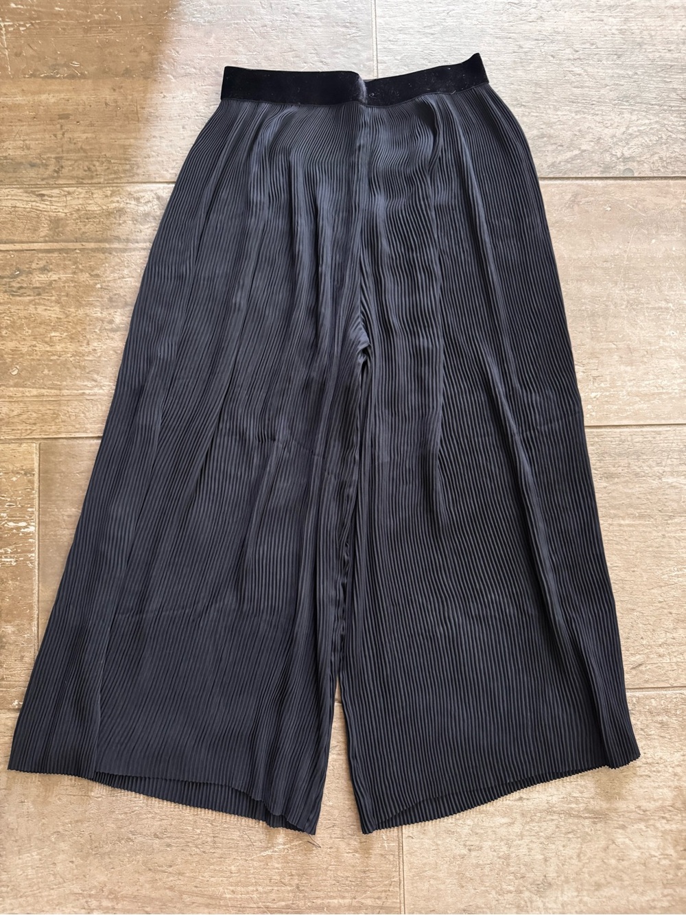 Zara Basic Black Pleated Wide-Leg Culottes, Size M